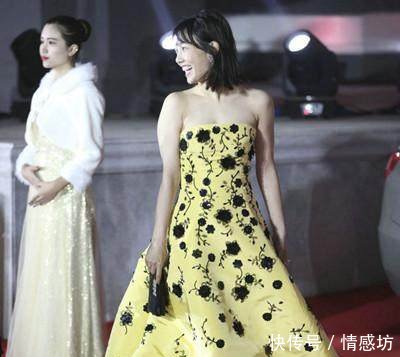 白百何真够放飞自我的，抹胸装低到用手扶，井柏然看的脸都红了