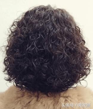 50岁妈妈剪短发烫小卷，一看像18，美得我都不敢认了！