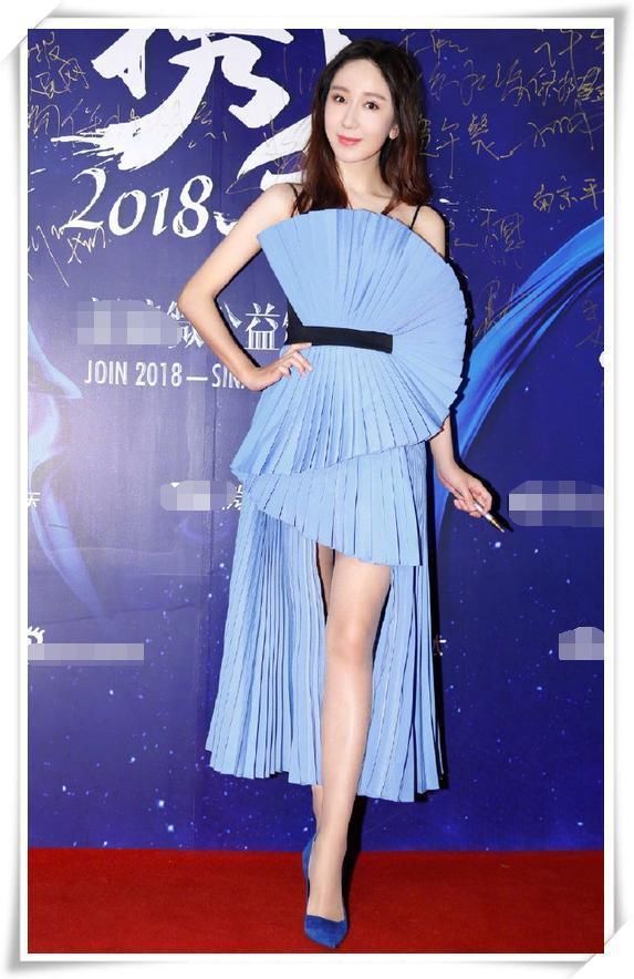 当173关晓彤和168娄艺潇同穿吊带裙，终于知道骨架小有多占优势了