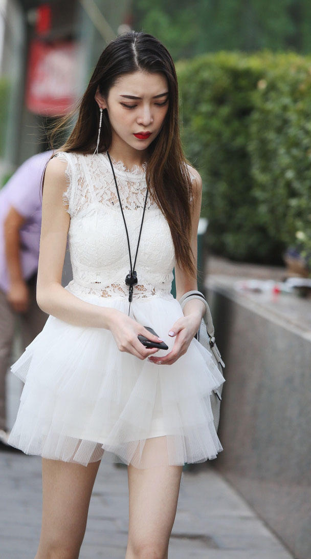 身穿纺纱短裙的小姐姐犹如白天鹅一样优雅，一个大跨步略显尴尬