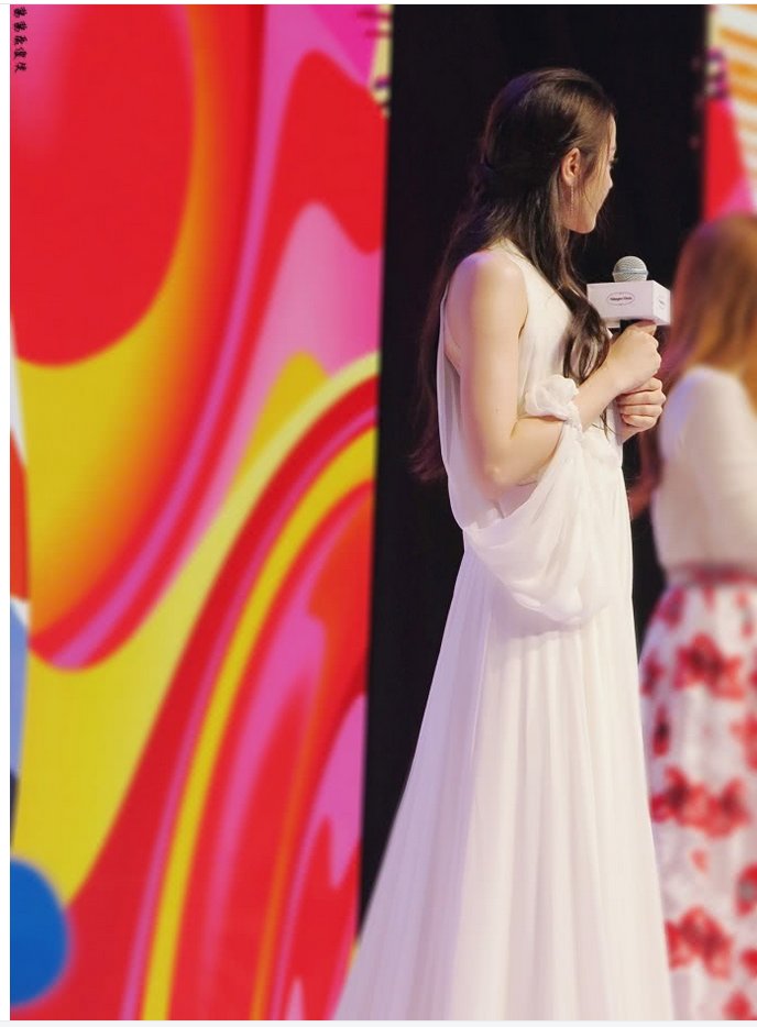 迪丽热巴嫌裙子太长，非要往上提几cm，网友:再提高一点就露了