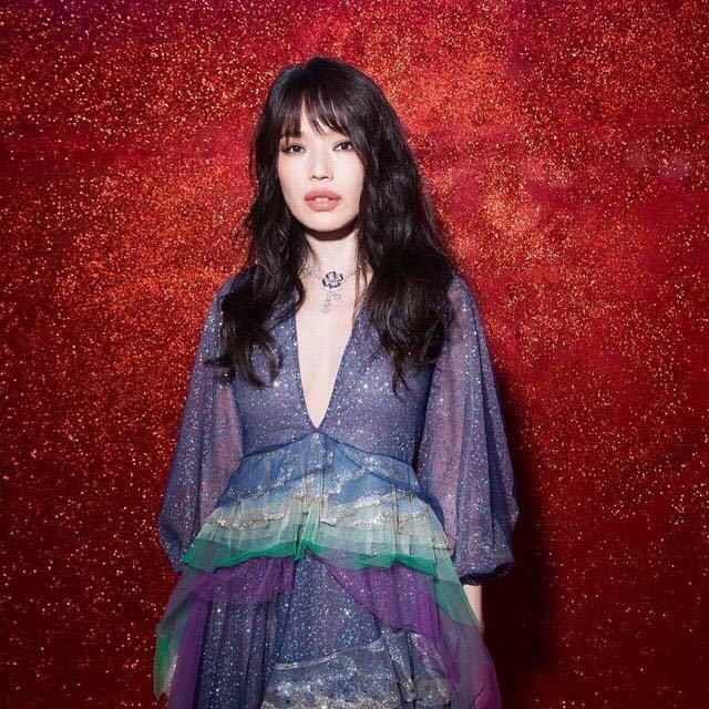 42岁舒淇与42岁林心如，同剪刘海，哪位女神更少女？