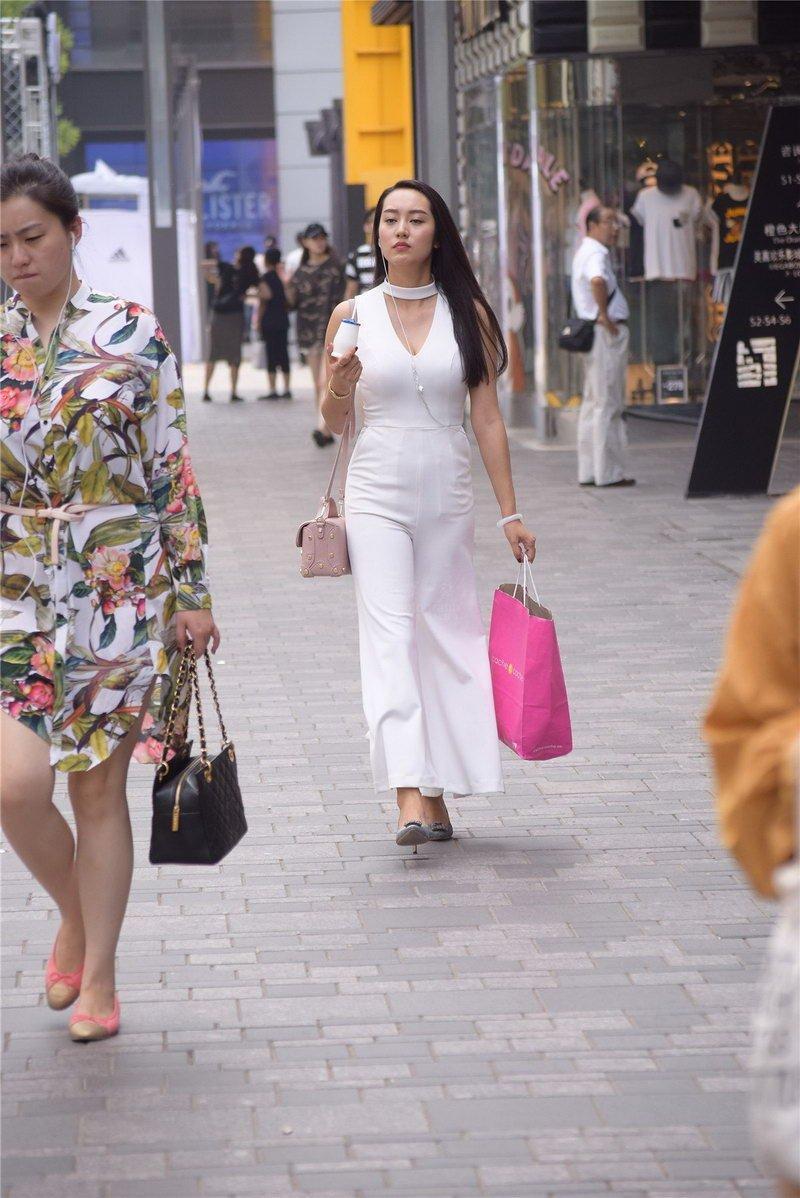 美女少妇穿白色连体衣,丰满迷人性感街拍图!