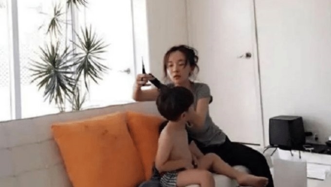  #孩子#吴京佟丽娅给孩子“剪头发”, 一个专业一个坑娃, 网友: 道具亮了