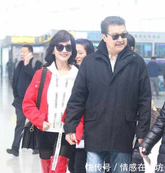 64岁赵雅芝真敢穿，黑丝袜配过膝长靴，难怪看起来这么像少女