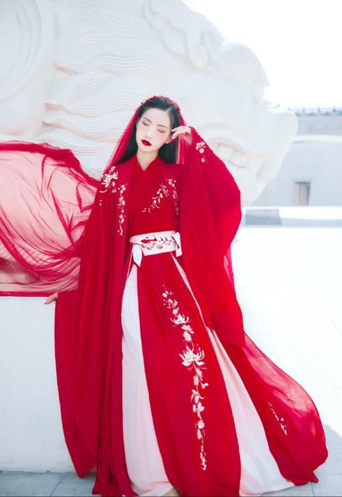 婚礼可以简约,但婚服一定要会穿,这些花嫁款汉