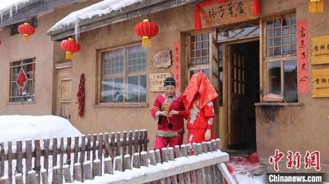 俄罗斯情侣雪乡“偶遇”集体婚礼，九对变十对“十全十美”