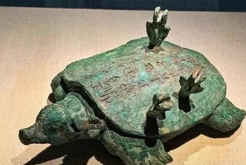  回家■老汉钓鱼时钓上一只乌龟，回家一看顿时炸锅，老伴：赶紧上交政府