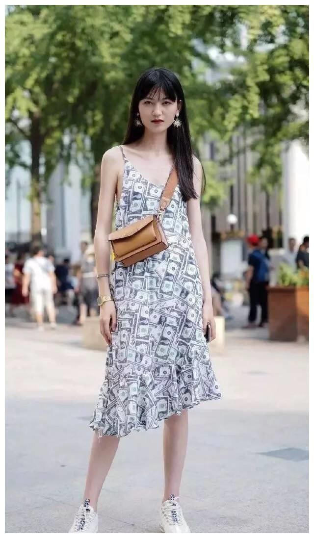 街拍:图1肌肤紧致迷人,图2甜美小可爱,图3吊带连衣裙!