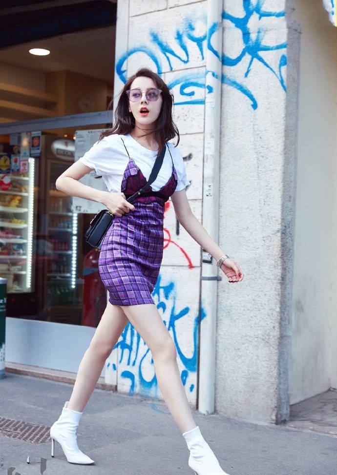 迪丽热巴也太惊艳了！抹胸薄纱裙不停往上撩，连坐姿都那么特别！