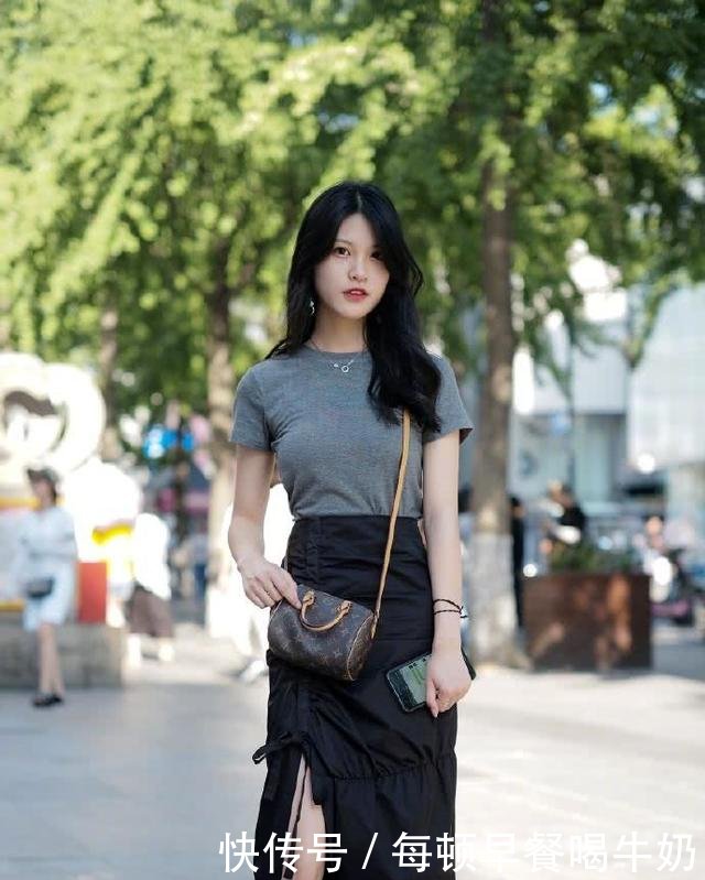 路人街拍图一小姐姐看上去高挑动人，苗条性感