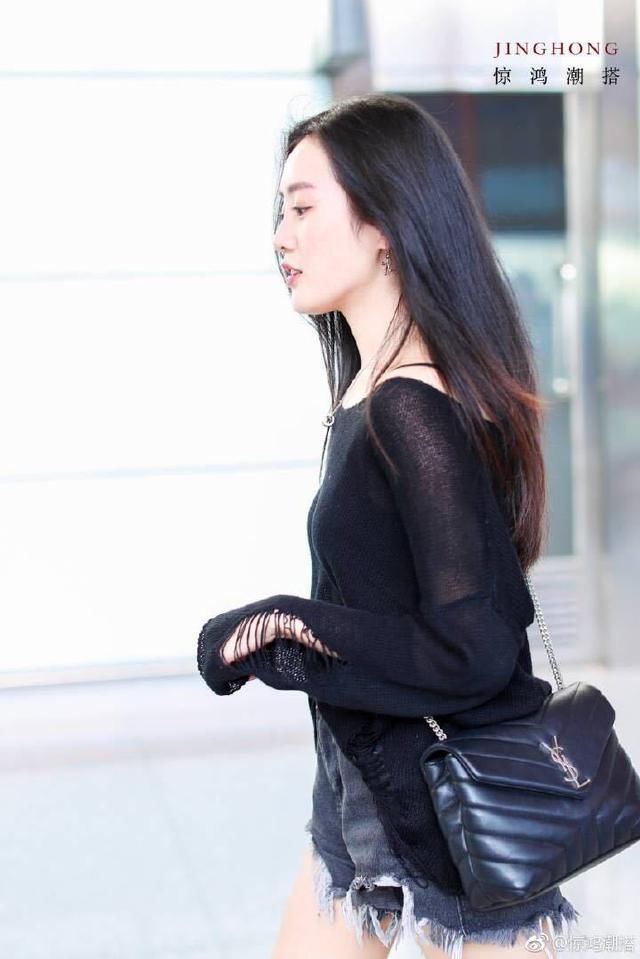 王梓薇非要把短裤扯破，连安全裤都露出来了，腿上的毛太尴尬了