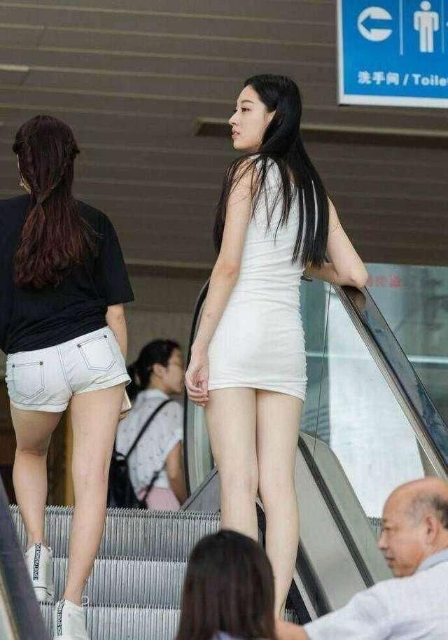街拍:邻家小姐姐热裤长腿，看了让人流连忘返