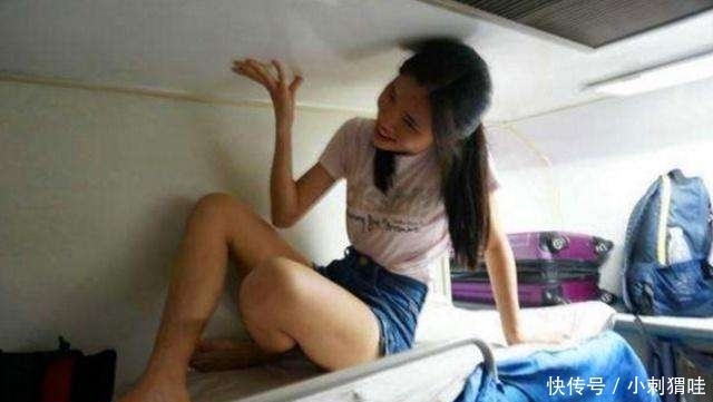 在火车上铺睡觉时,为何要头朝向过道乘务员说出原因,句句真理！