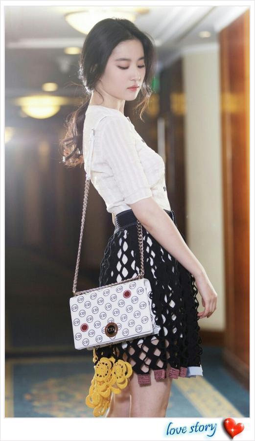 路人镜头下的刘亦菲, 紧身包臀裙超抢眼, 但看到露出的腿我沉默了