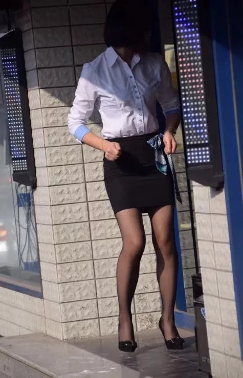 气质小姐姐看四下无人欢快的摆弄着自己的身体，黑色包臀裙突显完