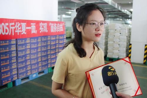 女孩送消防队1000斤面条作为国庆节礼物,致敬