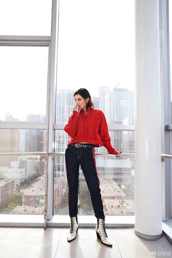 宋佳这气质连女人看了也会心动，学会穿红色美的就是不一样