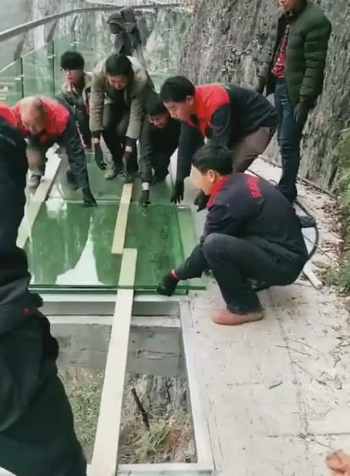 玻璃轨道多久换一次玻璃,工人用实际行动告诉你