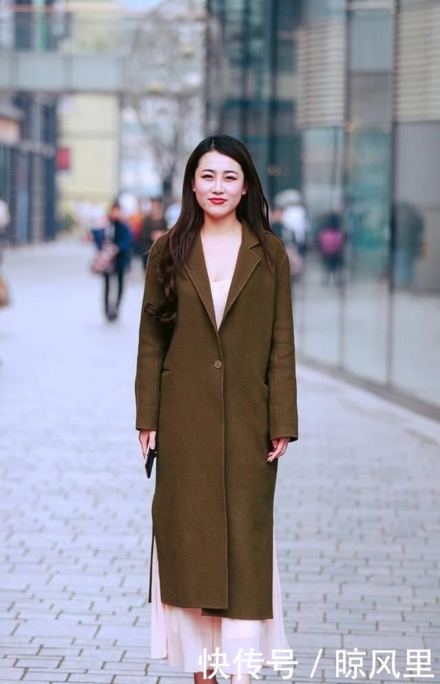 「美女」时尚街拍:在漂亮美女汇集的现代都市中,时尚美女们会挑选不一样的时尚潮流穿搭