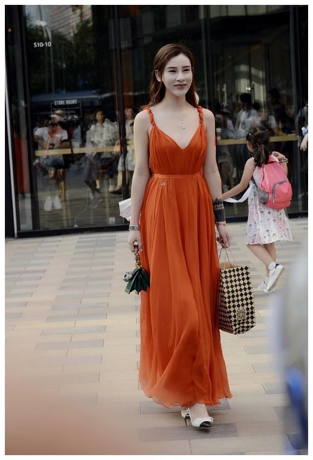 北京街拍：三里屯的这些女孩很会穿衣搭配，简单的穿搭好看又吸睛