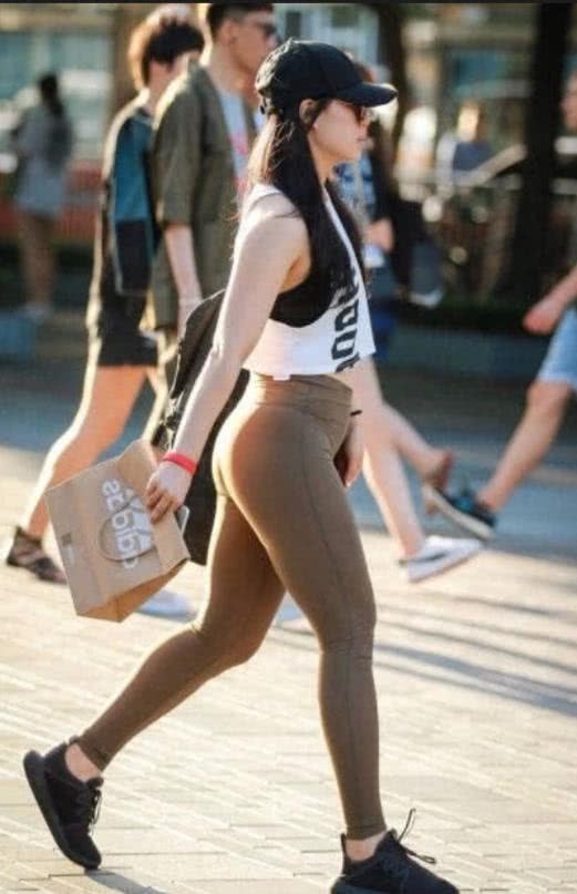 小姐姐褐色紧身裤走在时尚边缘，勾勒各种线条吸睛无数