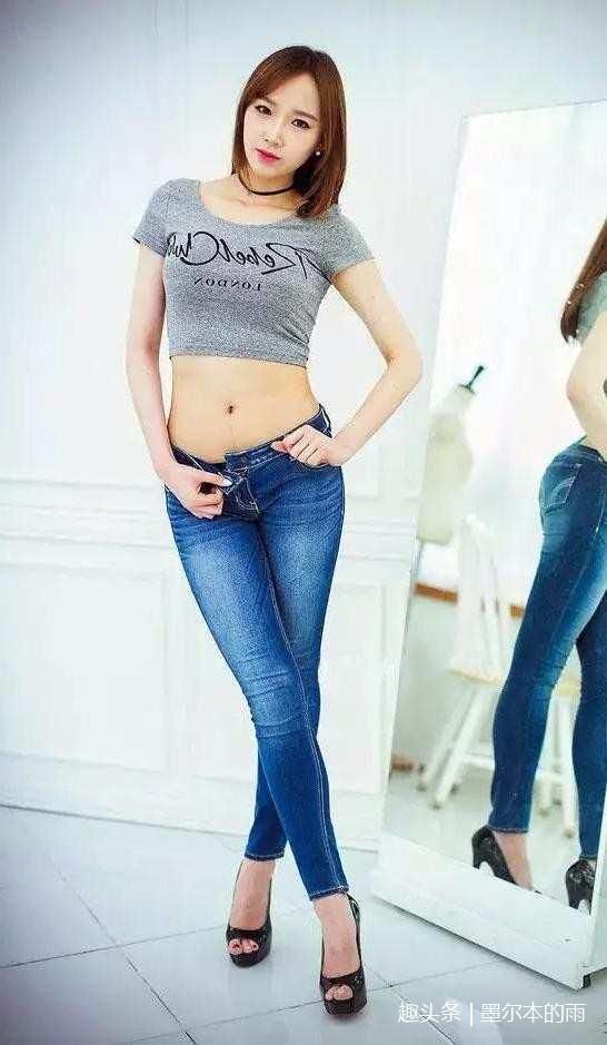 时尚街拍：小姐姐搭配紧身牛仔裤，回头率就是高！