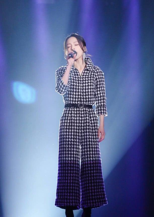 张韶涵只不过穿了一条连体裤, 身高从158秒变178, 气场全开