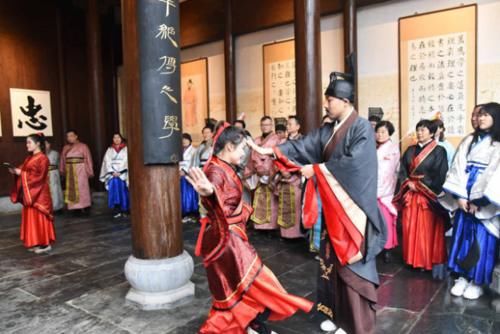 穿汉服才能进的景区！工作人员说古文，网友：这是穿越了