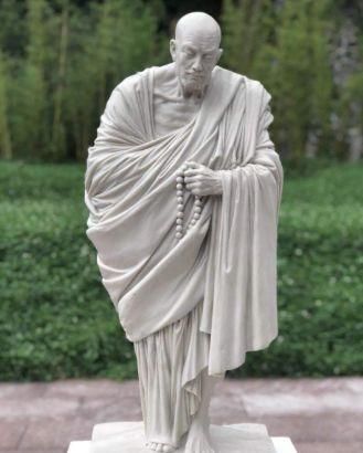 这座寺庙位于甘肃闹市，周围已翻新重建，唯有它1600年来屹立不倒