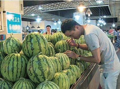 江苏小伙去韩国旅游，商场买了一个大西瓜，付钱时却懵了！