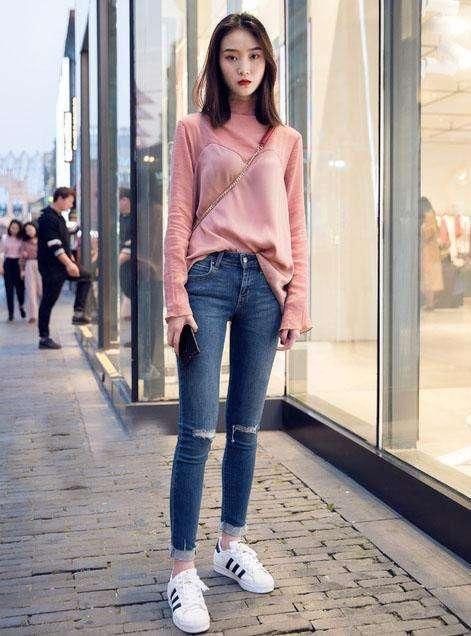 街拍:甜美优雅的牛仔裤修身的版型,最适合清新优雅的小姐姐!