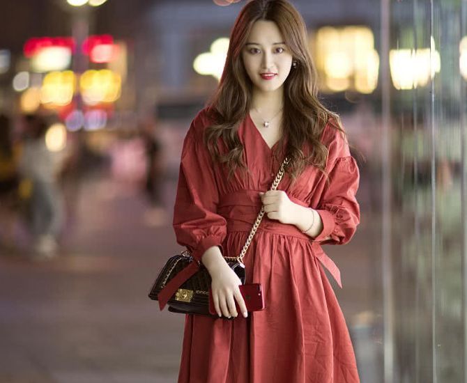 时尚街拍:身材高挑个性干练的小姐姐,穿着妩媚帅气造型很是抢眼