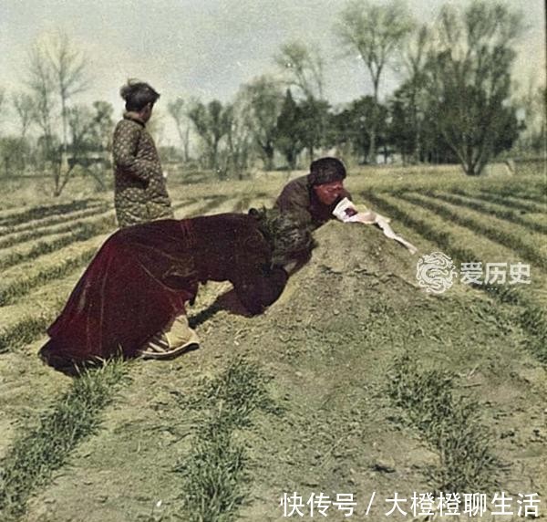  『焚烧纸钱』民国时清明扫墓的上色彩照：趴在亲人坟头哭诉 割舍不了的思念