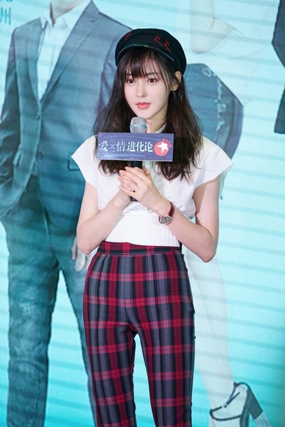 张天爱逆天身材凹凸有致，网友直呼“好羡慕！想拥有同款身材！”