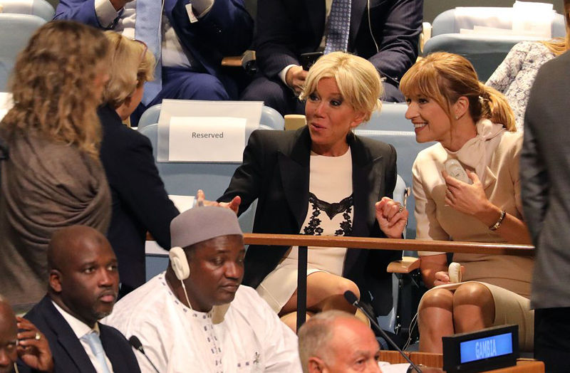 65岁法国第一夫人:紧身皮裤尽显细长双腿，相比同龄人真的太性感