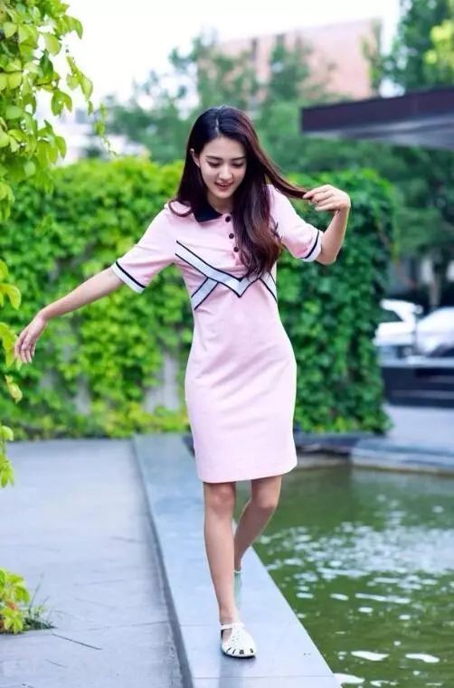 徐璐的吊带小背心打破了丰满才撩人的魔咒。网友:瘦,但超有料!