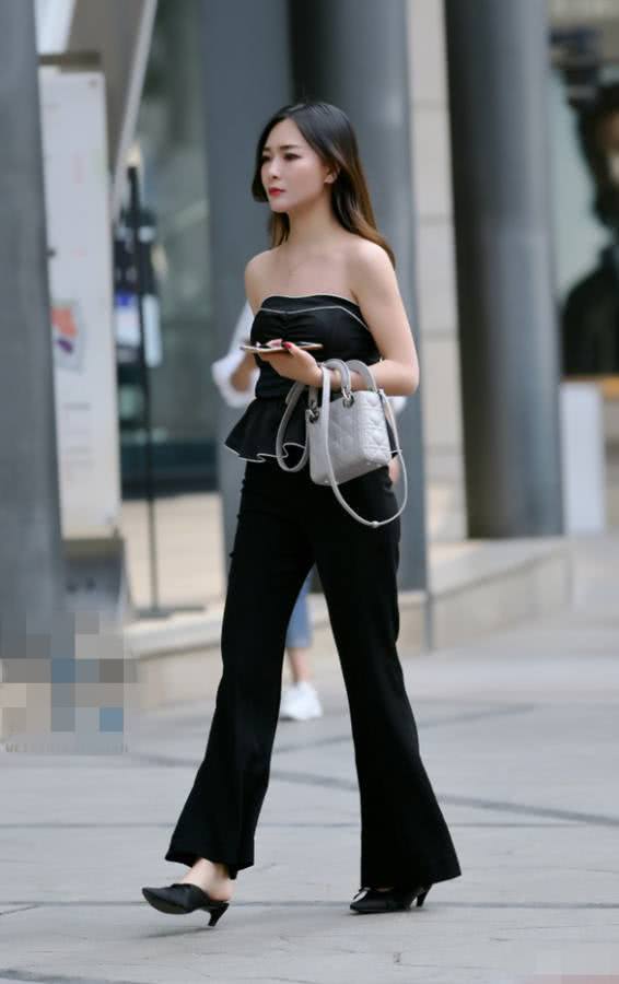 路人街拍，美女很有个性，黑色紧身T恤上竟然写了小姐姐三个字