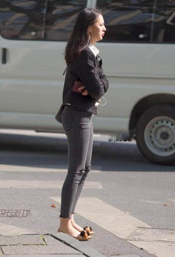 紧身牛仔裤:展现贴身美感傲人曲线