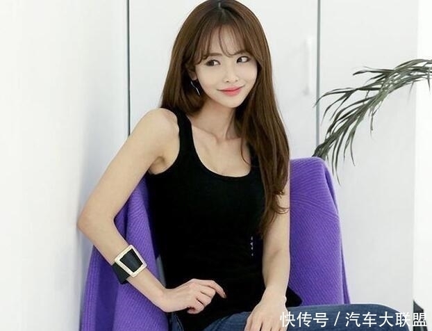  『美女』青春气息的牛仔裤美女, 秀出完美大长腿, 显得很有活力!
