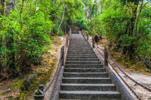 实拍腾冲云峰山九十度斜坡，海拔2445米有一口井水，科学无法解释