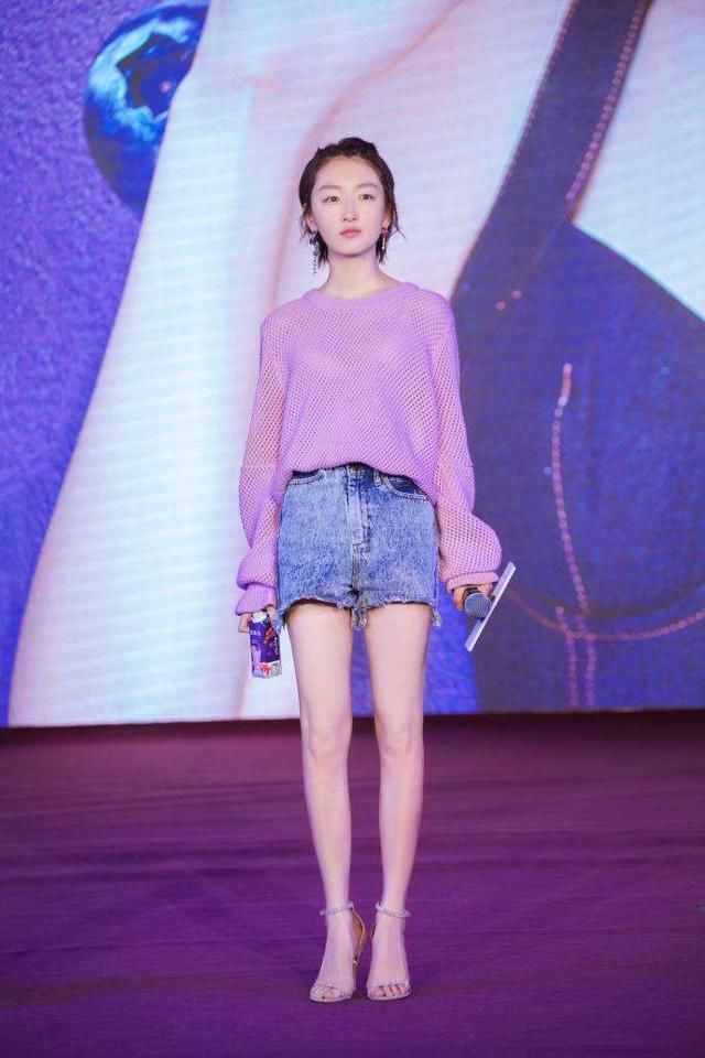 周冬雨出席活动，这身材穿吊带裙好尴尬，网友：远看像小学生