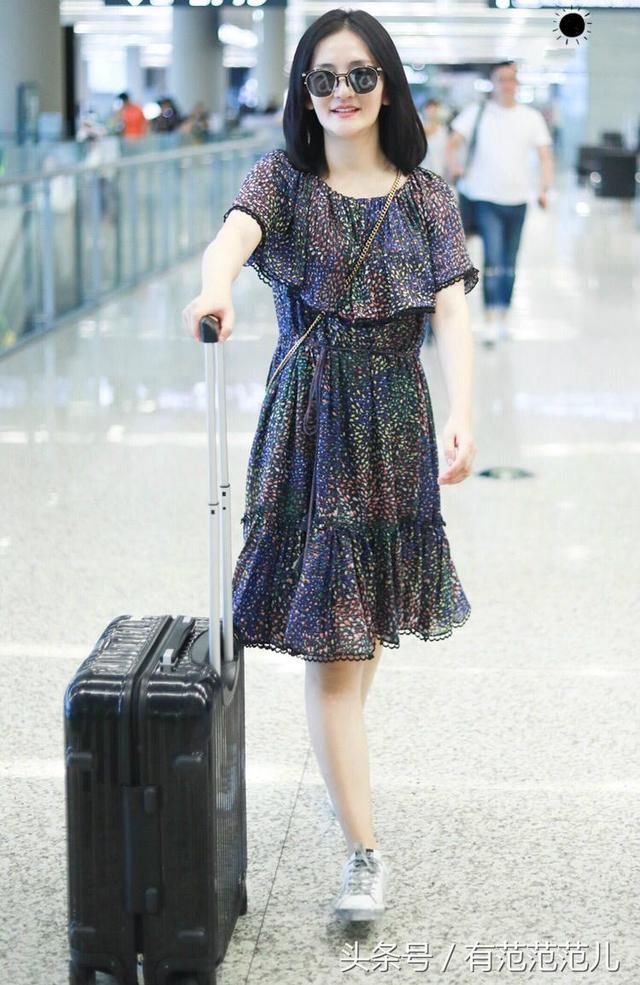 谢娜穿7千块的裙子难得美了一回，却被助理抢镜了，网友：尴尬不