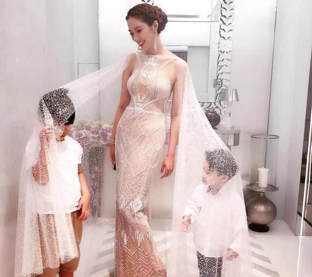 徐子淇和老公在公众场合大秀恩爱，网友：不会穿衣却很会经营感情