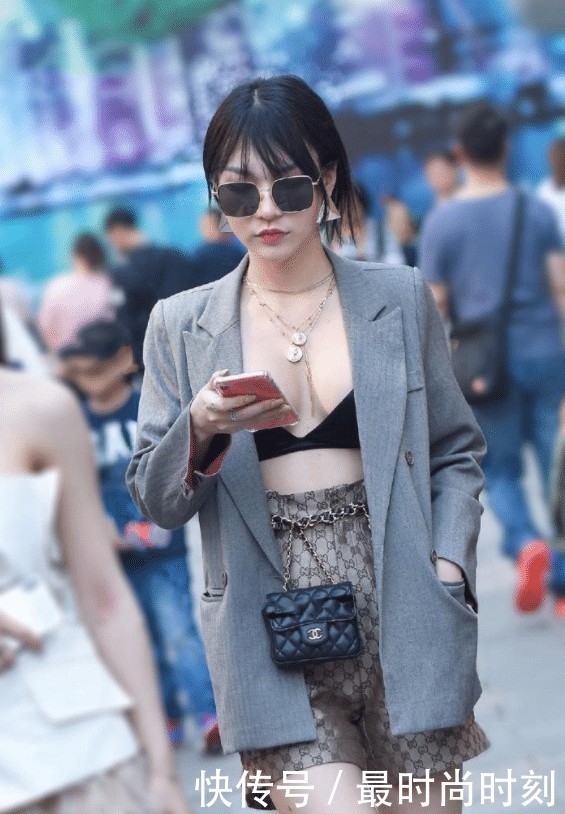  [美女]美女急着出门只披了件外套，却意外潮流，真有你的