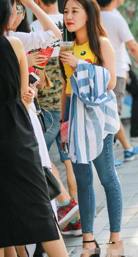 想让自己的背影变得迷人，只需要一条蓝色的紧身牛仔裤