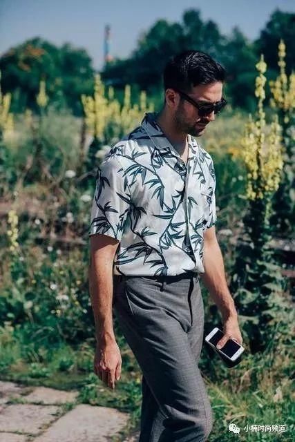 这个夏天不花不型！男士印花衬衫的都市+度假风时尚混搭技