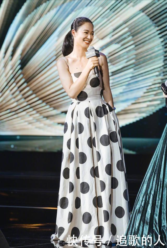 许晴虽然也美，气质也还不错，但站在周韵身旁就很一般了！