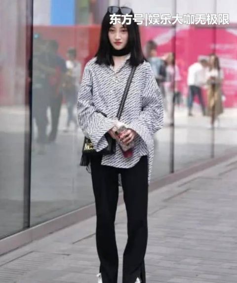  [美女]街拍：面带微笑的美女，一件白色上衣配牛仔短裤，青春活力气息