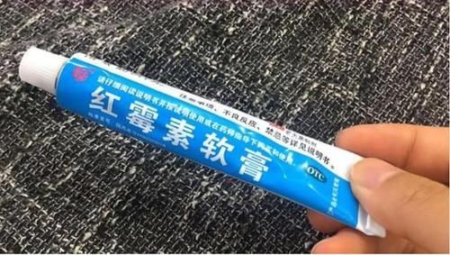 『对淡斑』几毛钱的红霉素软膏成了淡斑专家医生道出了用法和答案